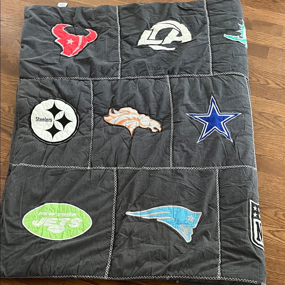 Pottery Barn Twin/TwinXL NFL  Team Patchwork Black Quilt Comforter - Picture 2 of 4